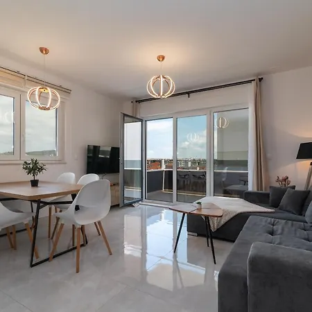 Angelus Apartment